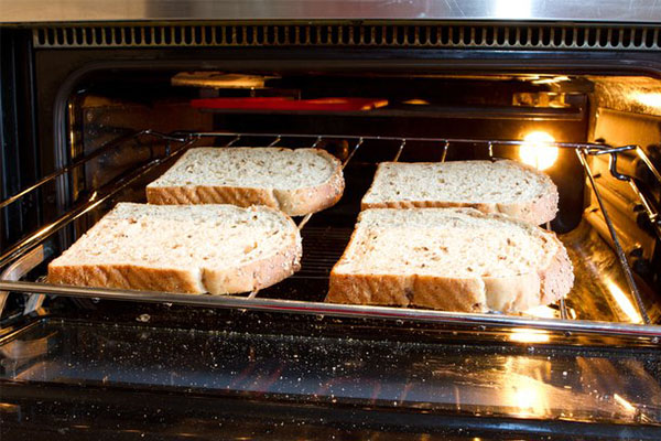 چگونه نان سوخاری را نرم کنیم؟